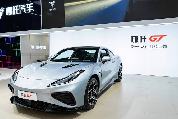 惠州69哪吒汽车在智能汽车领域的表现，领途汽车在新能源汽车市场中的影响力